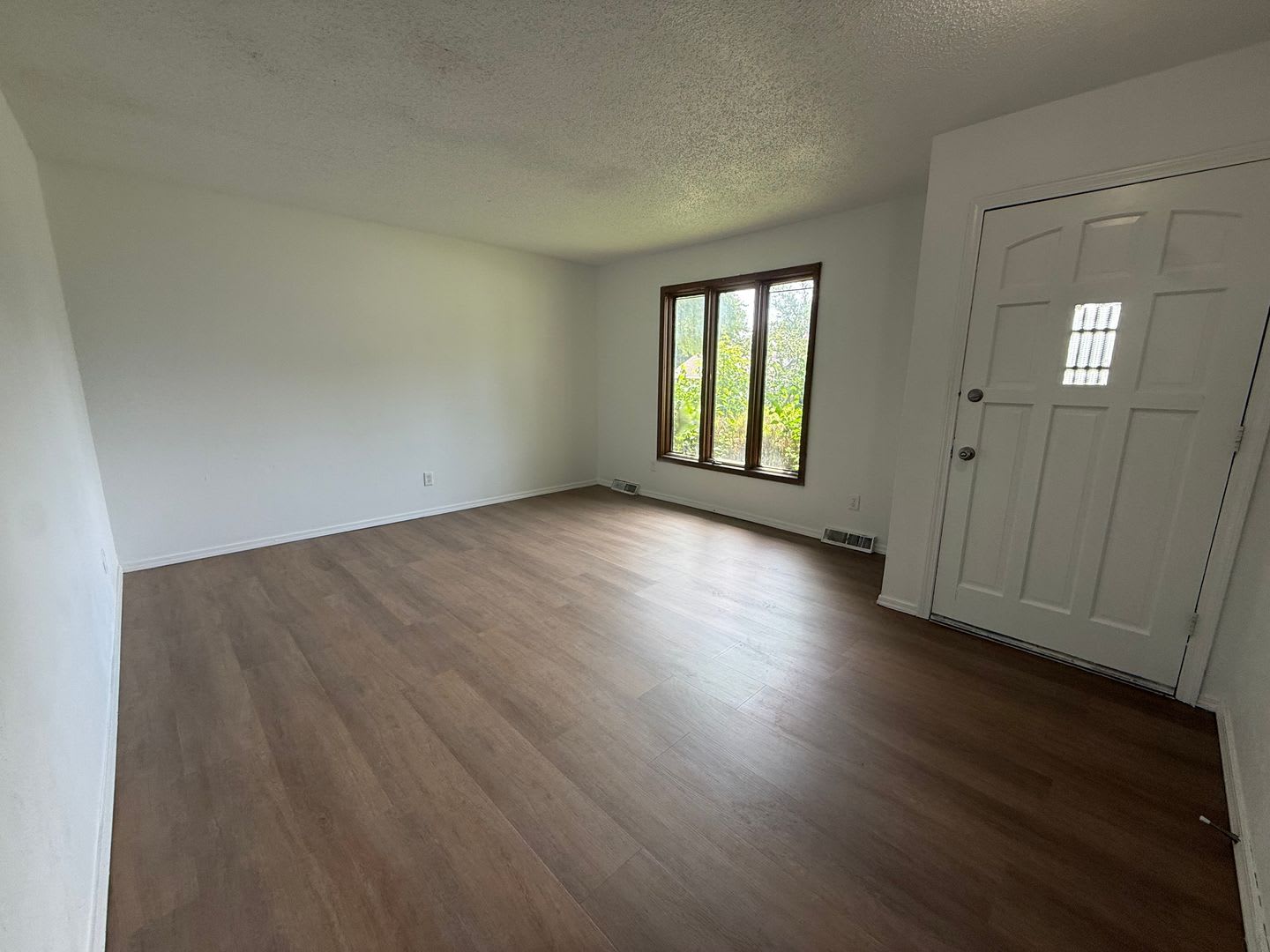 Recently Remodeled 3 Bed 2 Bath with 2 Car Garage AVAILABLE NOW! – photo 2