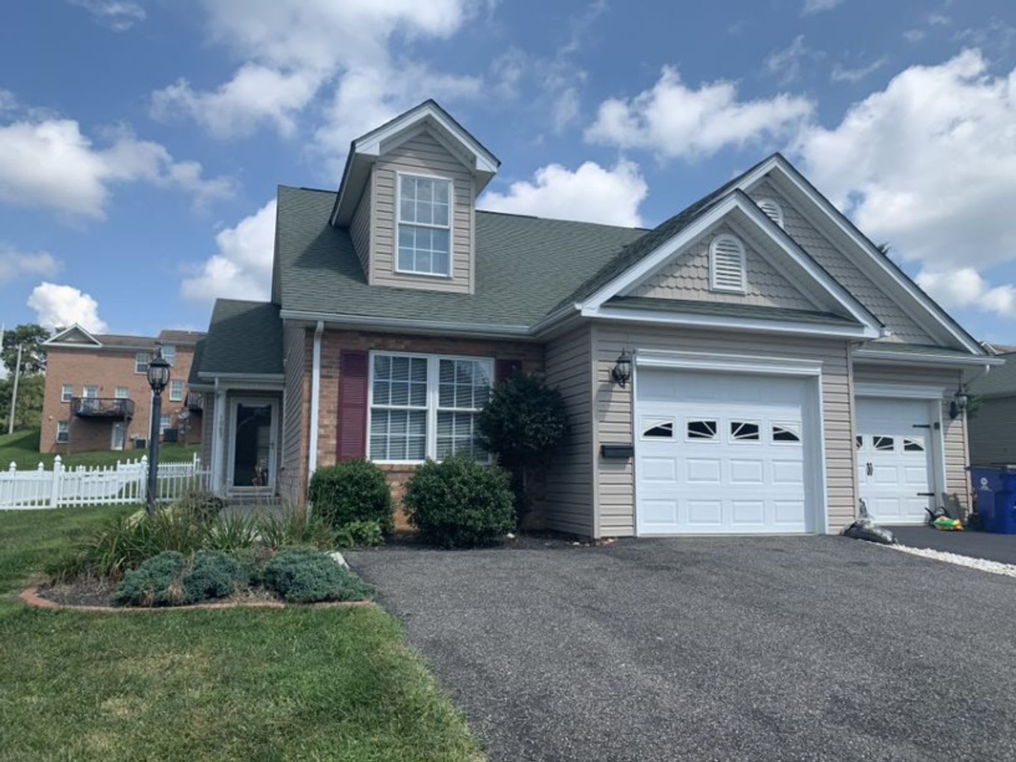 3 Bedroom, 2 Bath Townhouse-end unit 1 Car Garage – photo 2