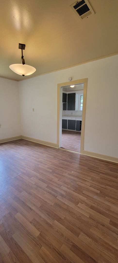 Nice 2 bedroom/1 bath home with Single Car Garage! – photo 5
