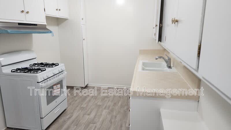 323 N Howard St – photo 2