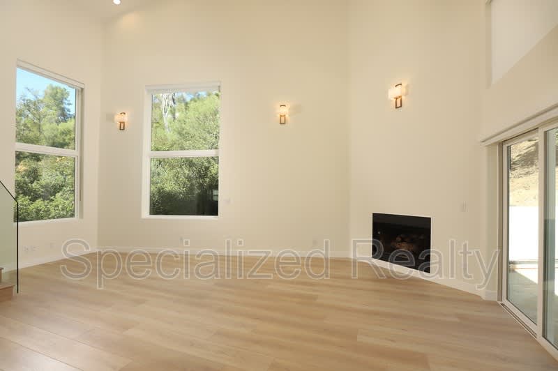 1827 Hill Drive – photo 2