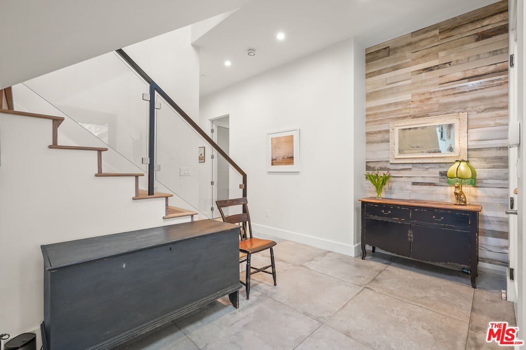 924 Vernon Ave – photo 3