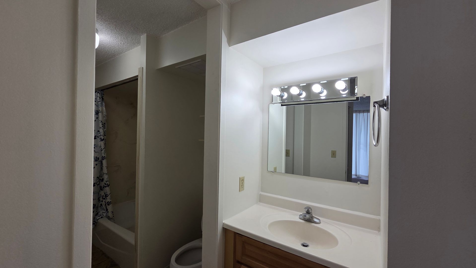 Recently Remolded Woodwinds 2 Bedroom Condo with 1 parking stall – photo 5