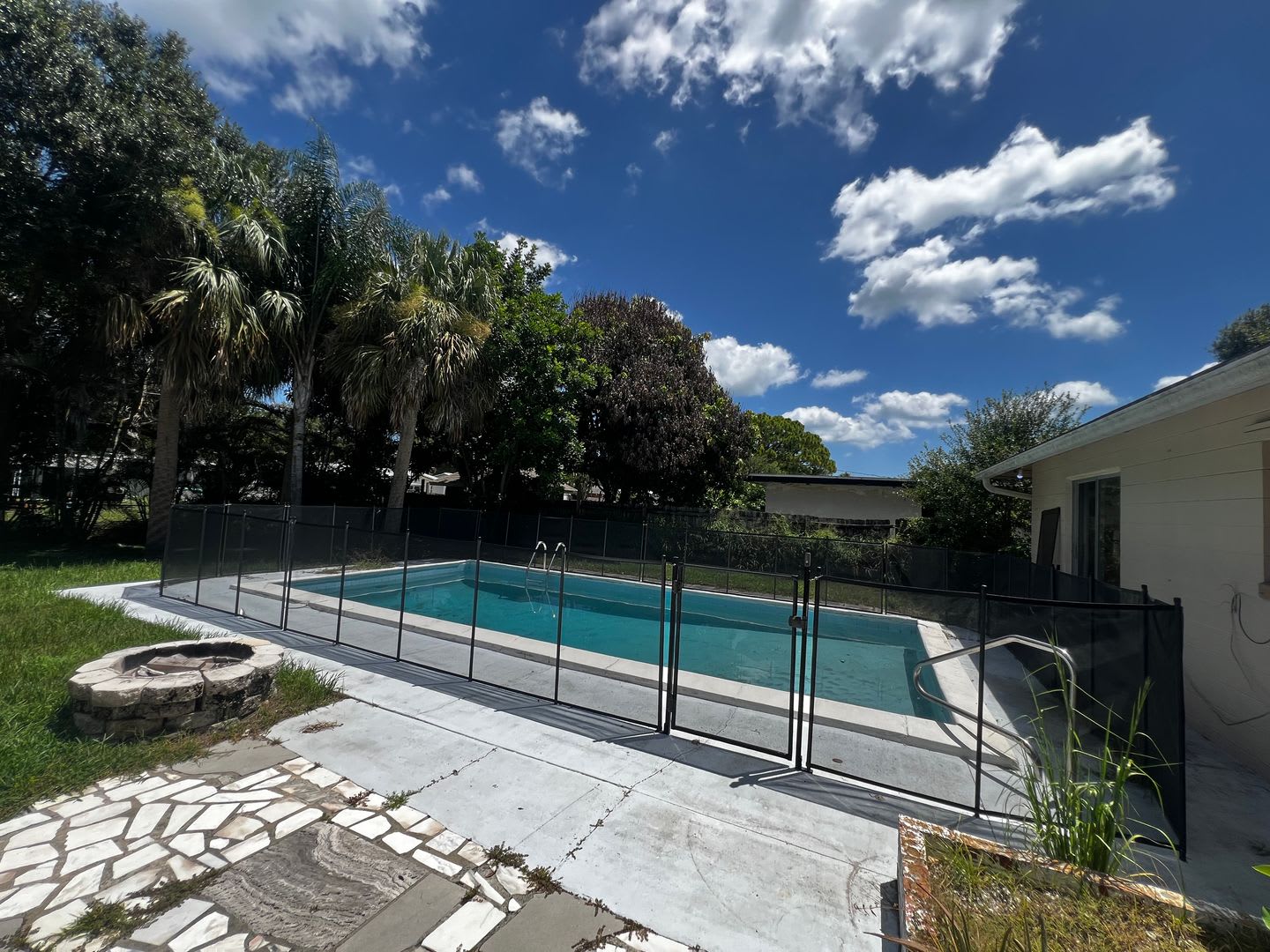 SPACIOUS 4 BEDROOM POOL HOME CONVENIENTLY LOCATED! – photo 1