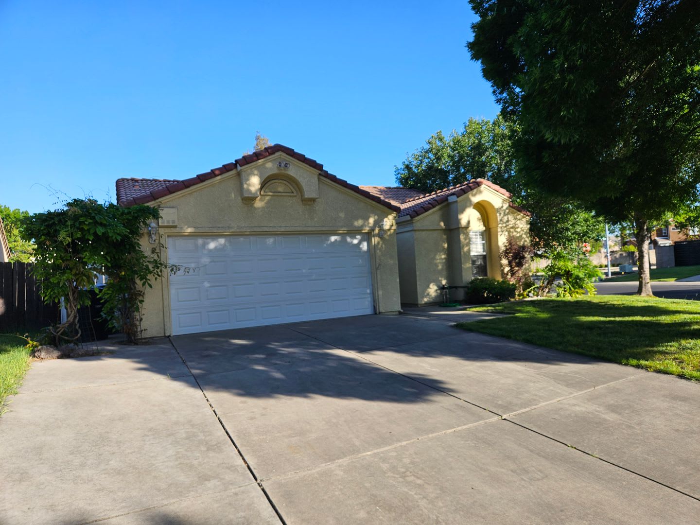 3-bedroom Single story with vaulted ceilings! – photo 1