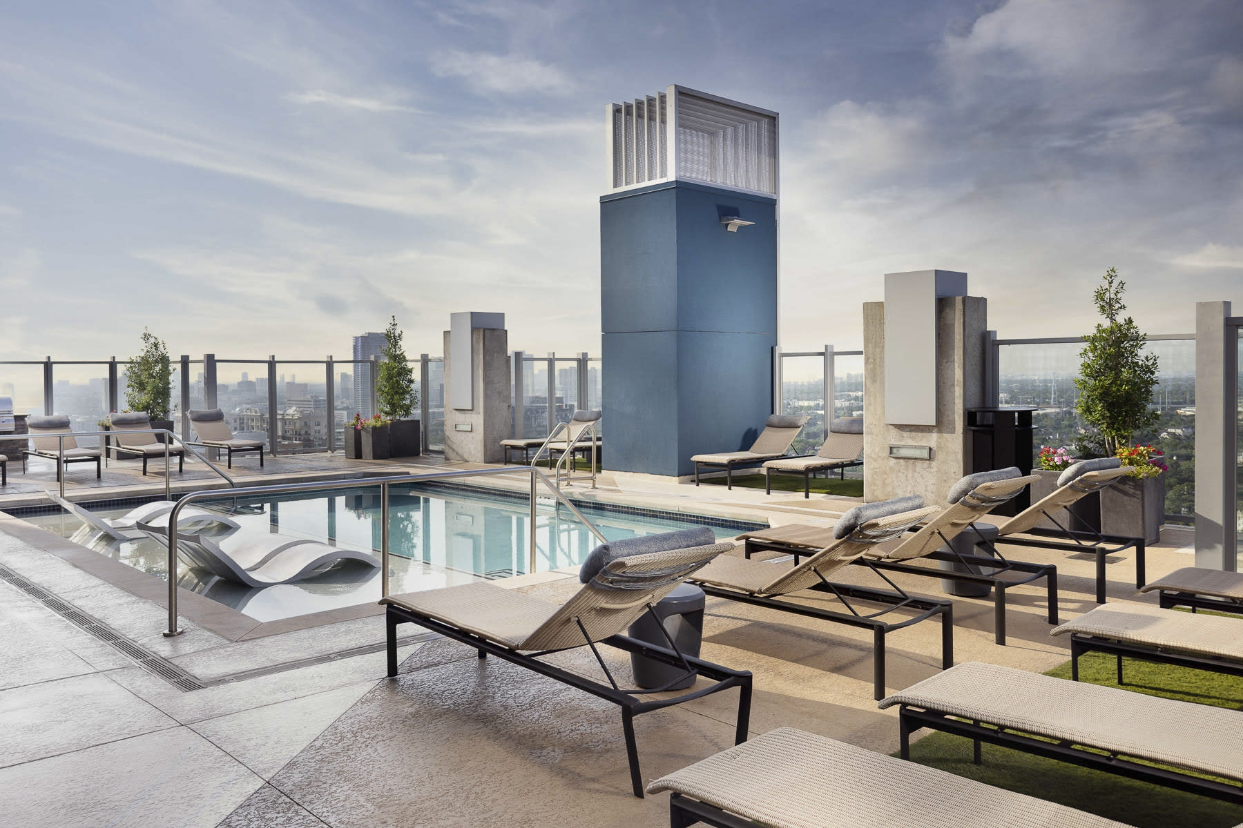 SkyHouse River Oaks Apartments – photo 3