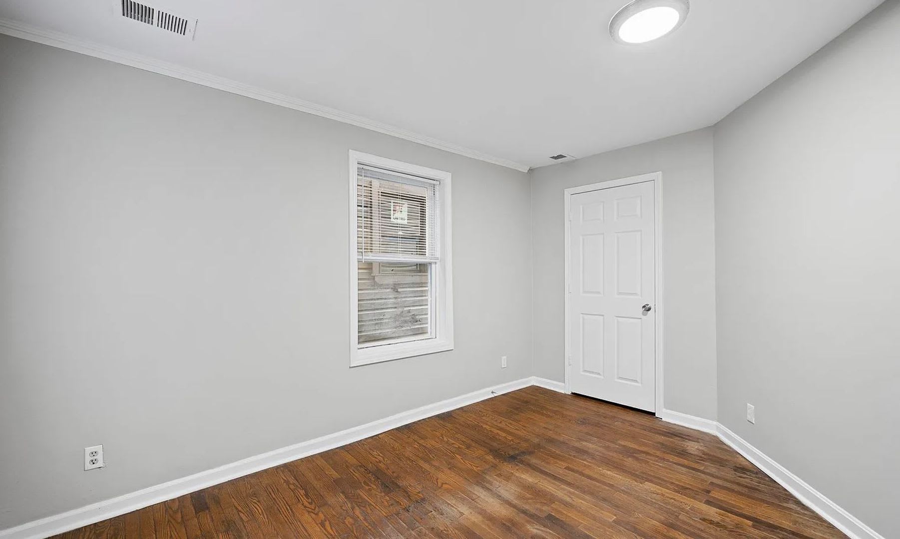 STUNNING! Three bedroom house! – photo 4