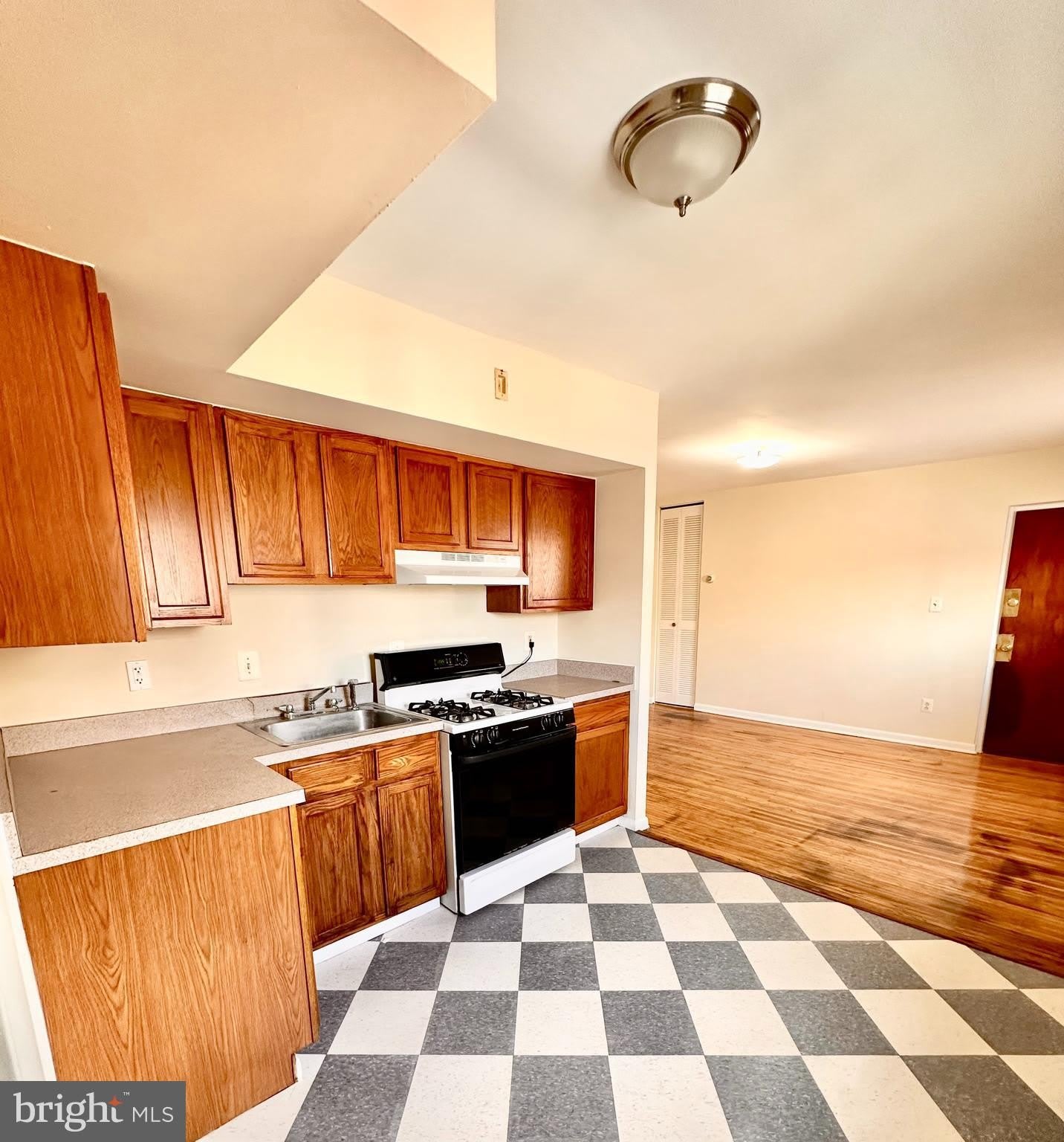 945 E CHELTEN Avenue – photo 4