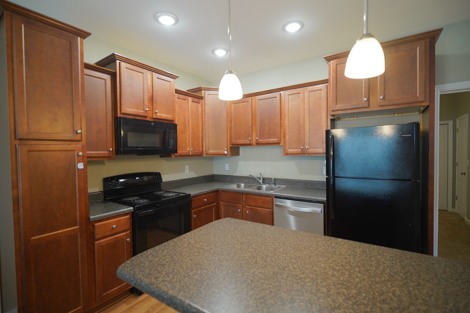 3 Bed / 3 Bath Townhome near Campus with Amenities! – photo 4