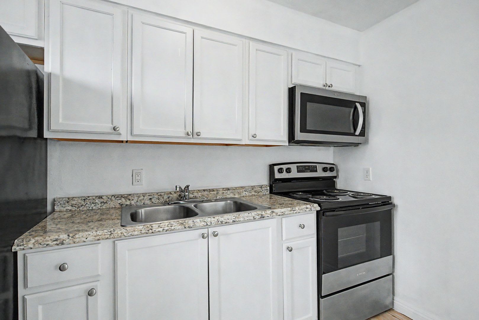 *** Two bedroom home with yard *** – photo 3