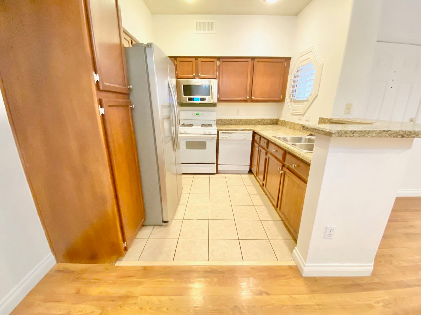 Cute 1St Floor Condo Unit 1 Bedroom 1 Full Bath In A Gated Community Community Features A Pool And Spa Community Exercise Room And Clubhouse – photo 4