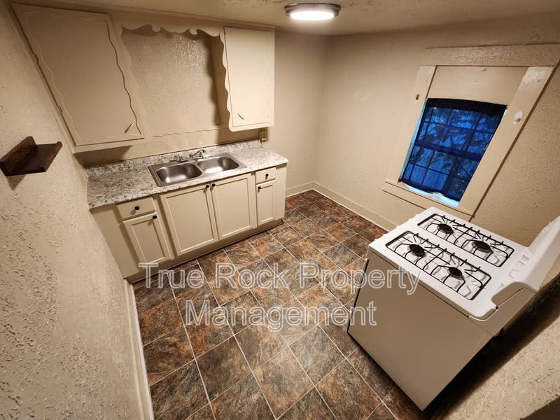 700 1/2 W 16th Street (BILLS PAID- not including tv or wifi) – photo 5