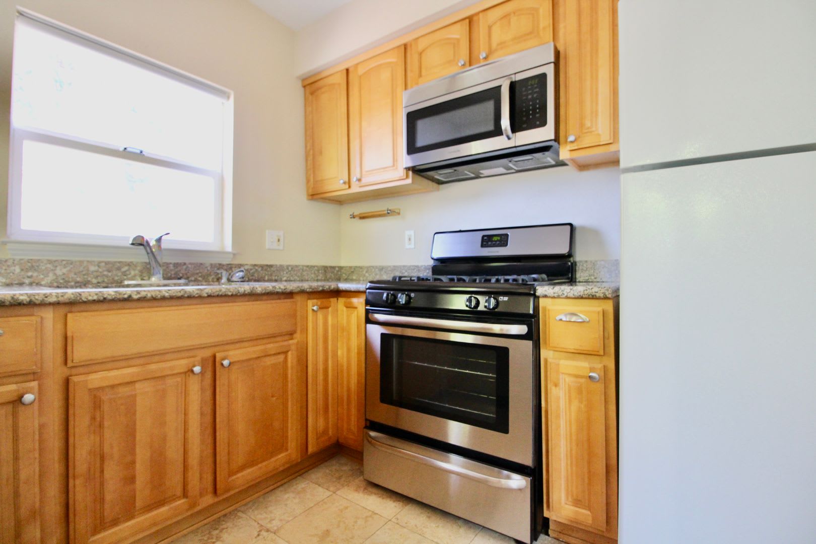 Two story unit w/ spiral staircase blocks from downtown Berkeley! In unit washer dryer! – photo 4