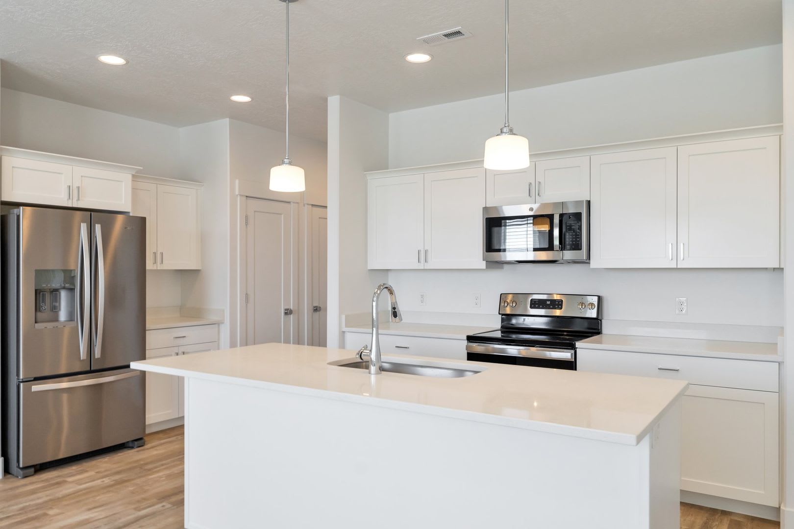 Enormous 3 Bed 2 Bath Pet Friendly Townhome With Large Unfinished Basement Available Now – photo 5