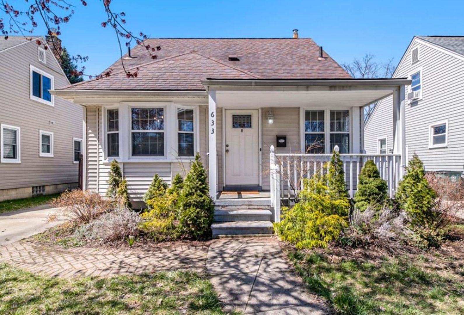 3 Bed 2 Bath Charming Updated Bungalow In Royal Oak Available Now – photo 2