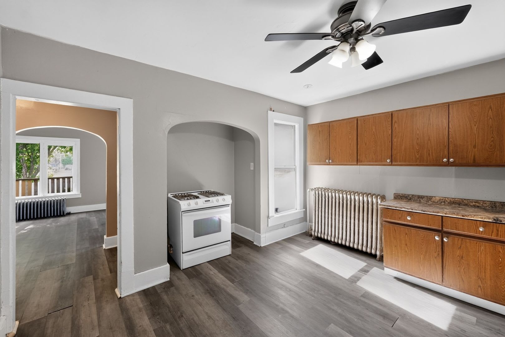 2 Bedroom Upper Unit Across from Rose Park – photo 4