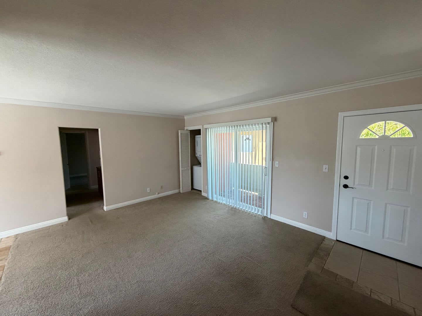 ***FIRST MONTH FREE*** Coastal Living in Ocean Beach, Updated Apartment with In Unit Laundry – photo 3