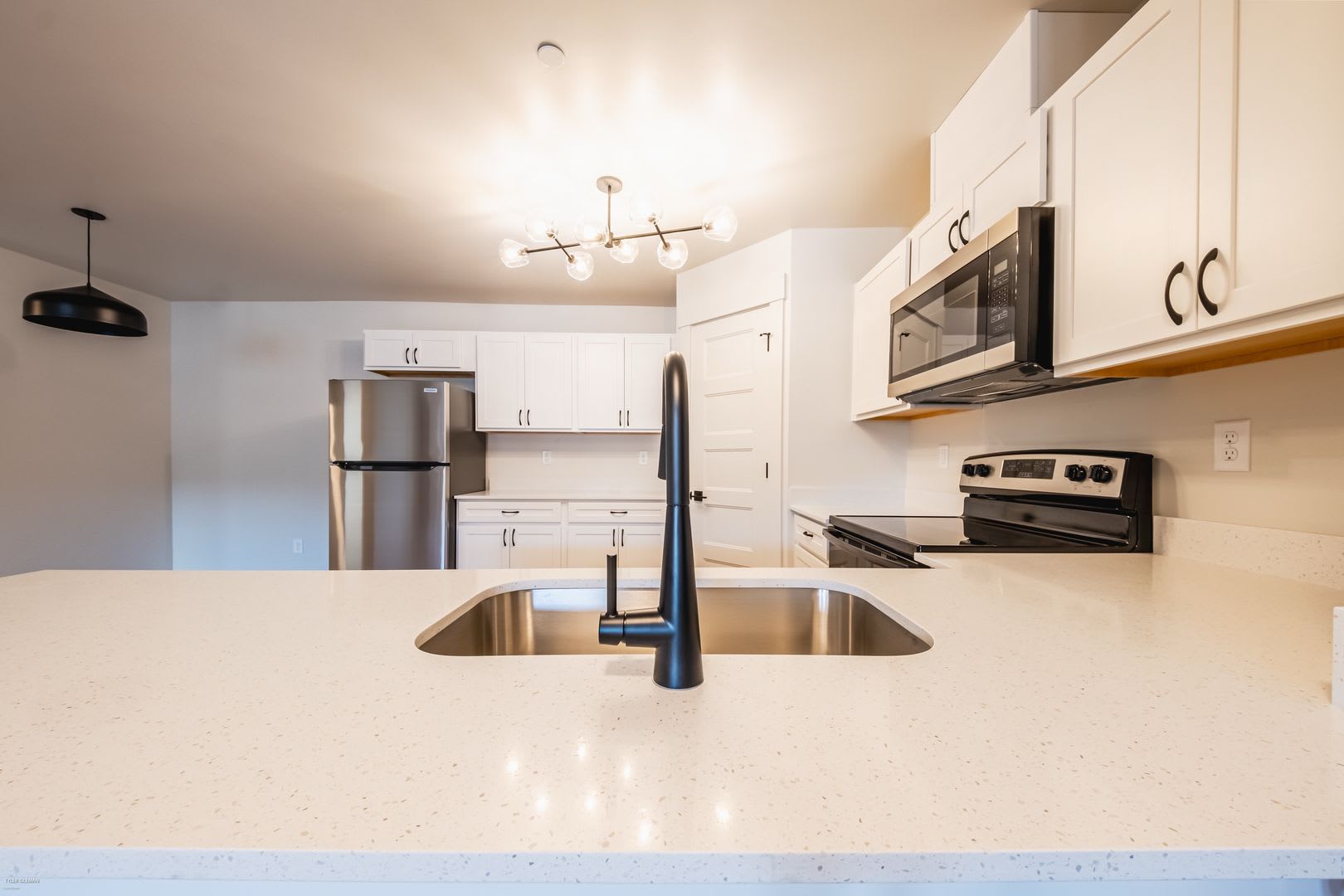 Jumbo 1 bed 1 bath Modern Apartment – photo 2