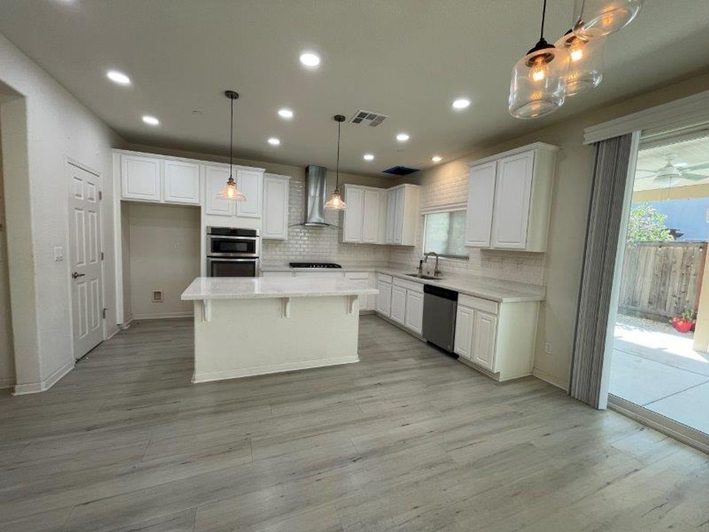 Gorgeous 4 Bed Located in Great Gated Community – photo 5