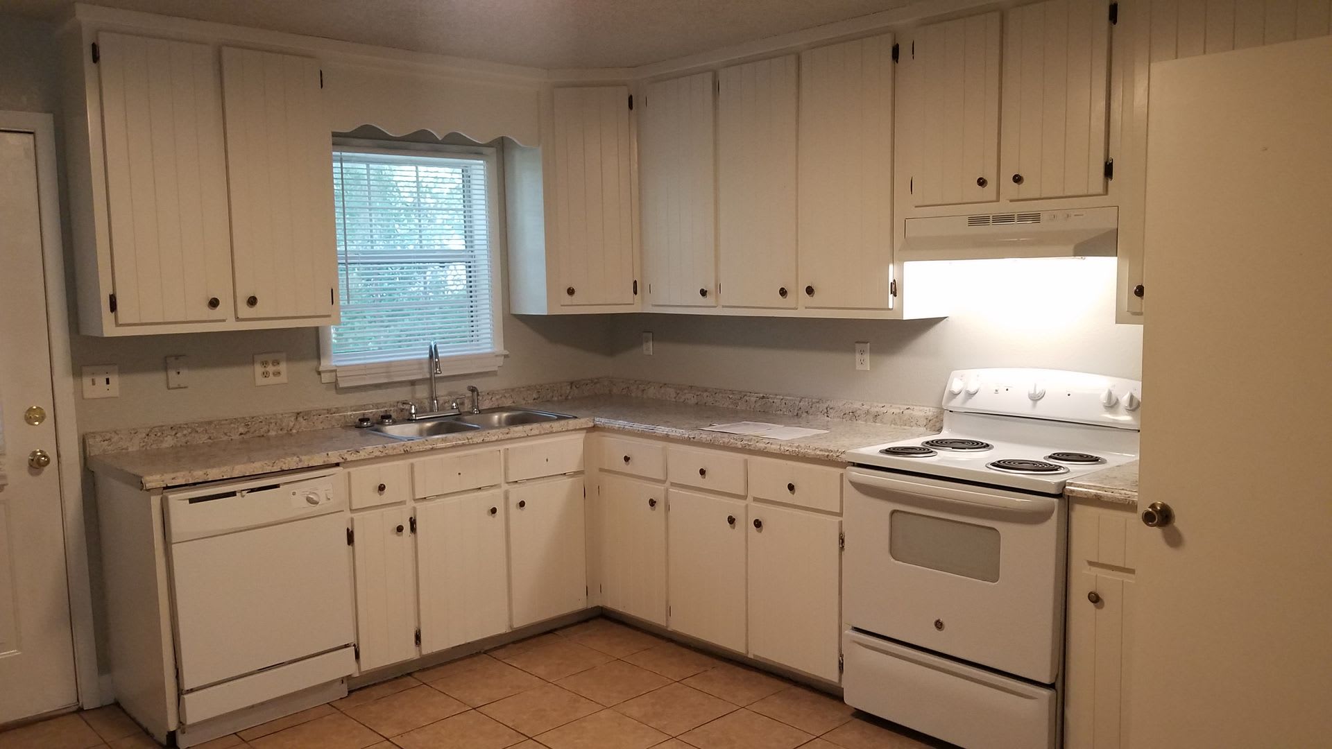 2 bedroom/1.5 bathroom Townhome – photo 4