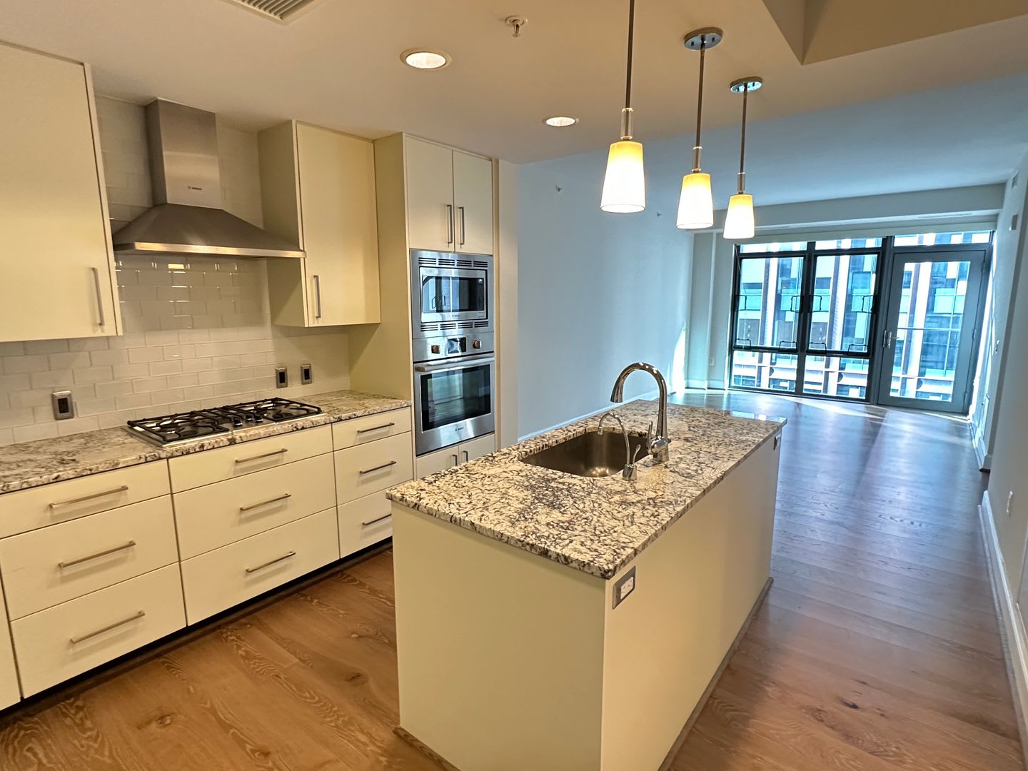 Stunning 2 bed (Primary bedroom + den w/closet), 2 bath condo located in the heart of downtown Bethesda. – photo 2