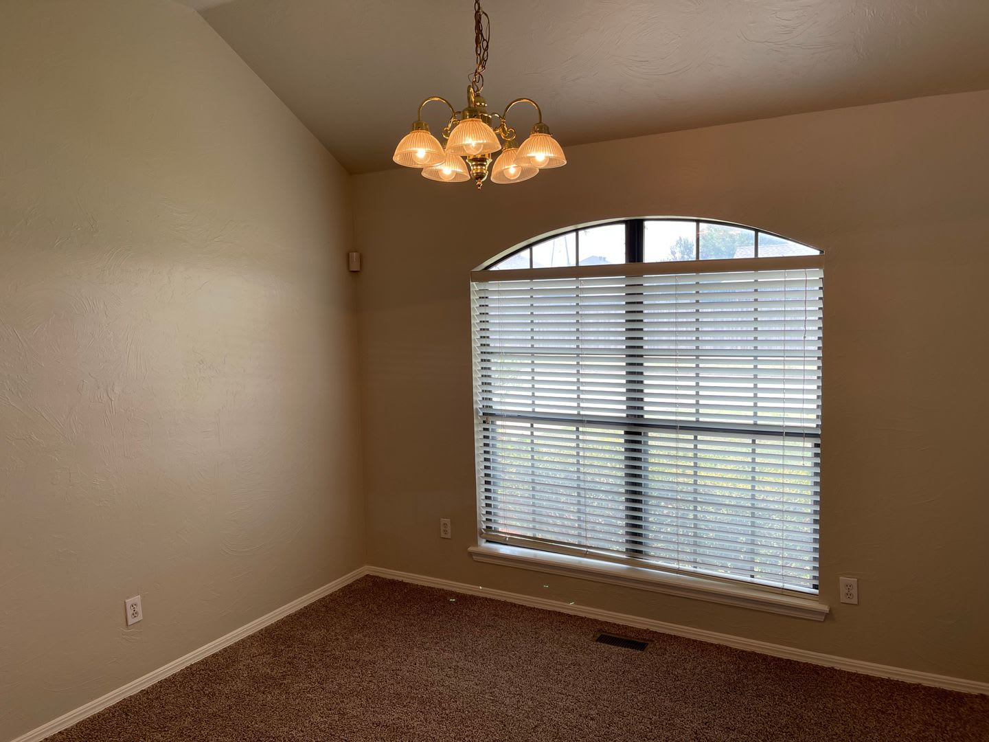 Beautiful Granite And Tile Backsplash To Update The Large Kitchen 3 Bedrooms An Office Large Master Corner Lot – photo 5