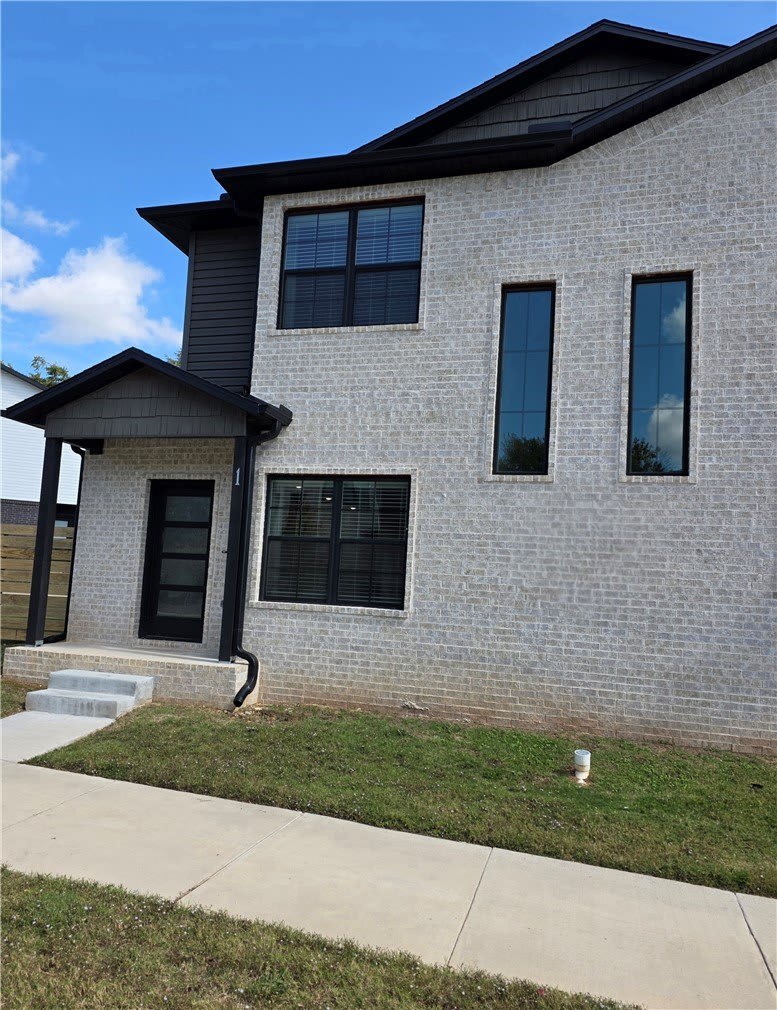 827 N Crater Avenue – photo 2