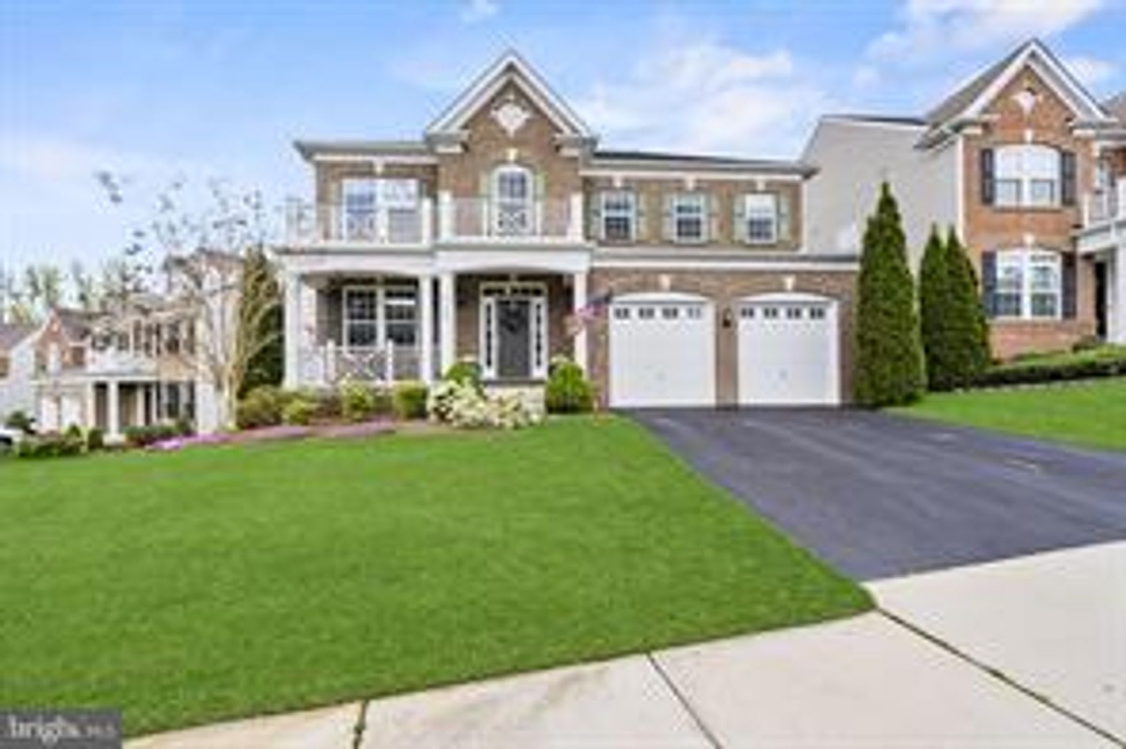 This Beautifully Maintained Single Family Home Offers Five Bedrooms Four And A Half Bathrooms A Spacious Open Concept Floor Plan And Modern Finishes Throughout – photo 1