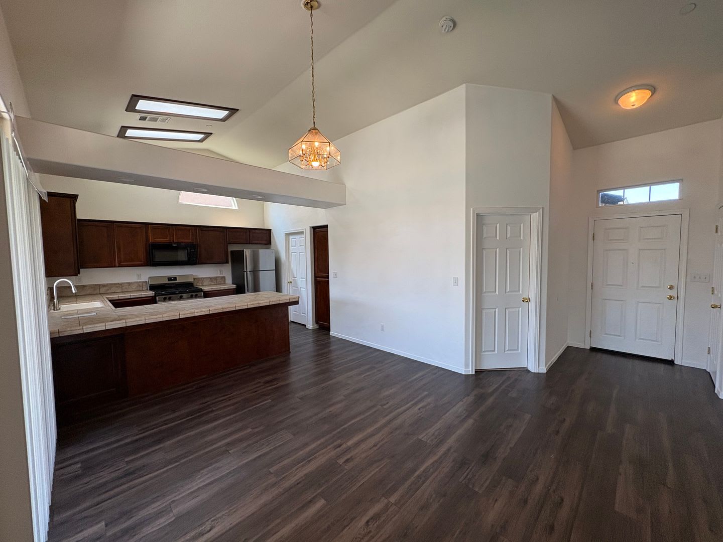 Spacious 4 Bedroom House! View it Now! – photo 2