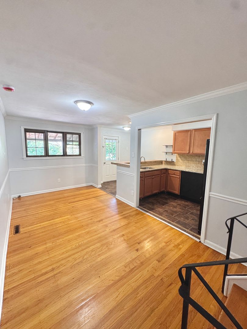 SUPER CLEAN THREE BEDROOM TOWNHOME – photo 5