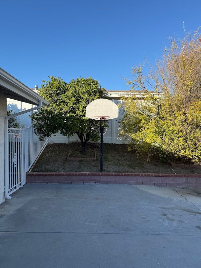 3 Bedroom 2 Bathroom Granada Hills Home (Main House) Great Location! – photo 2