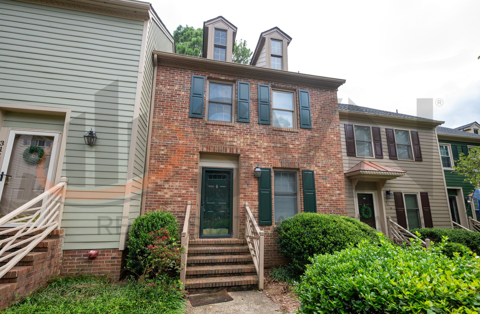 Charming 2BR & 2.5BA Townhome with Dual Primary Suites in Woodstream Glen – photo 1