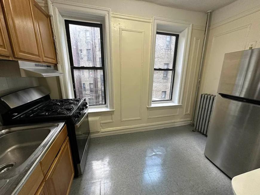 2079 Morris Avenue – photo 1