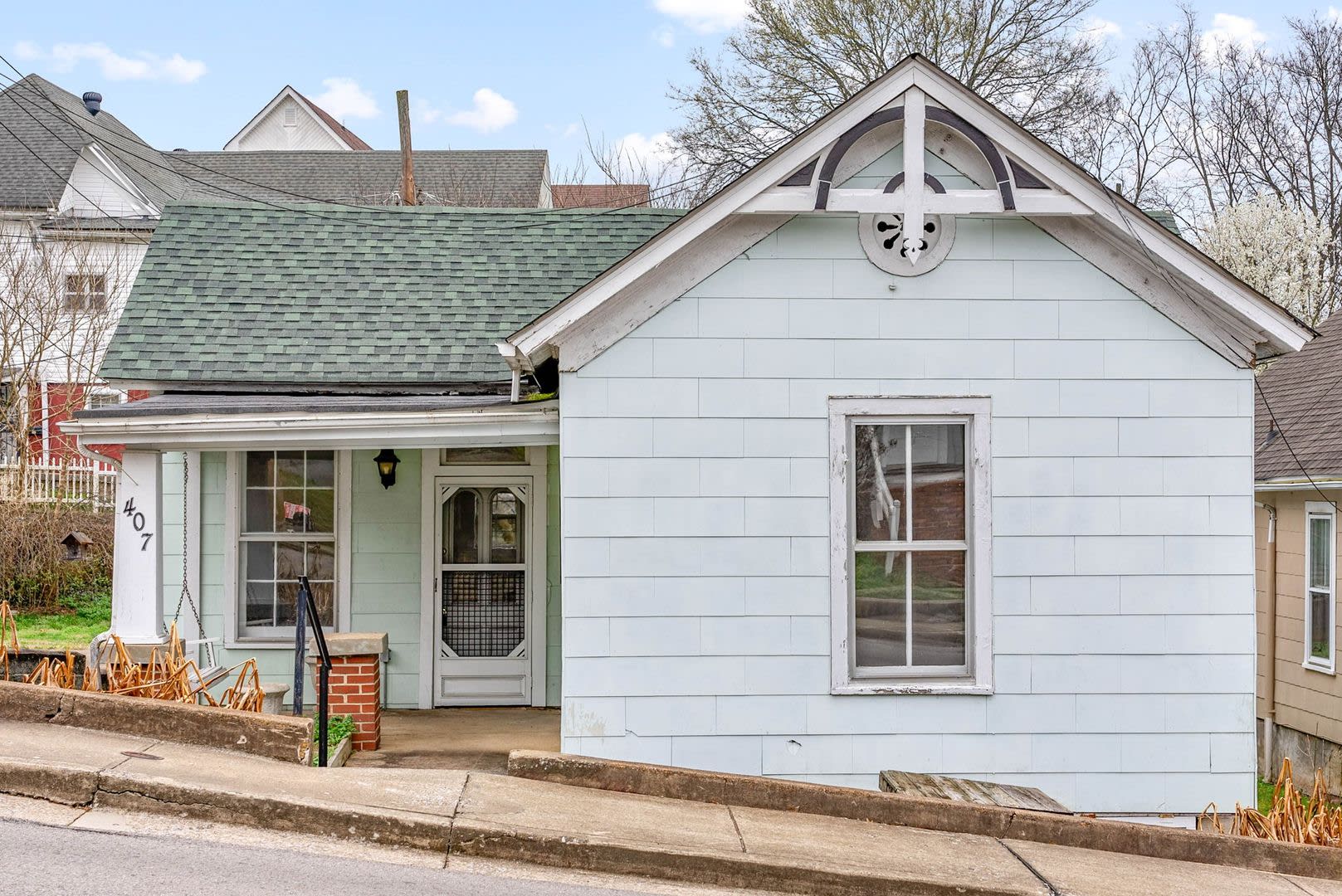 Cozy 2 Bedroom Downtown Home Available – photo 1