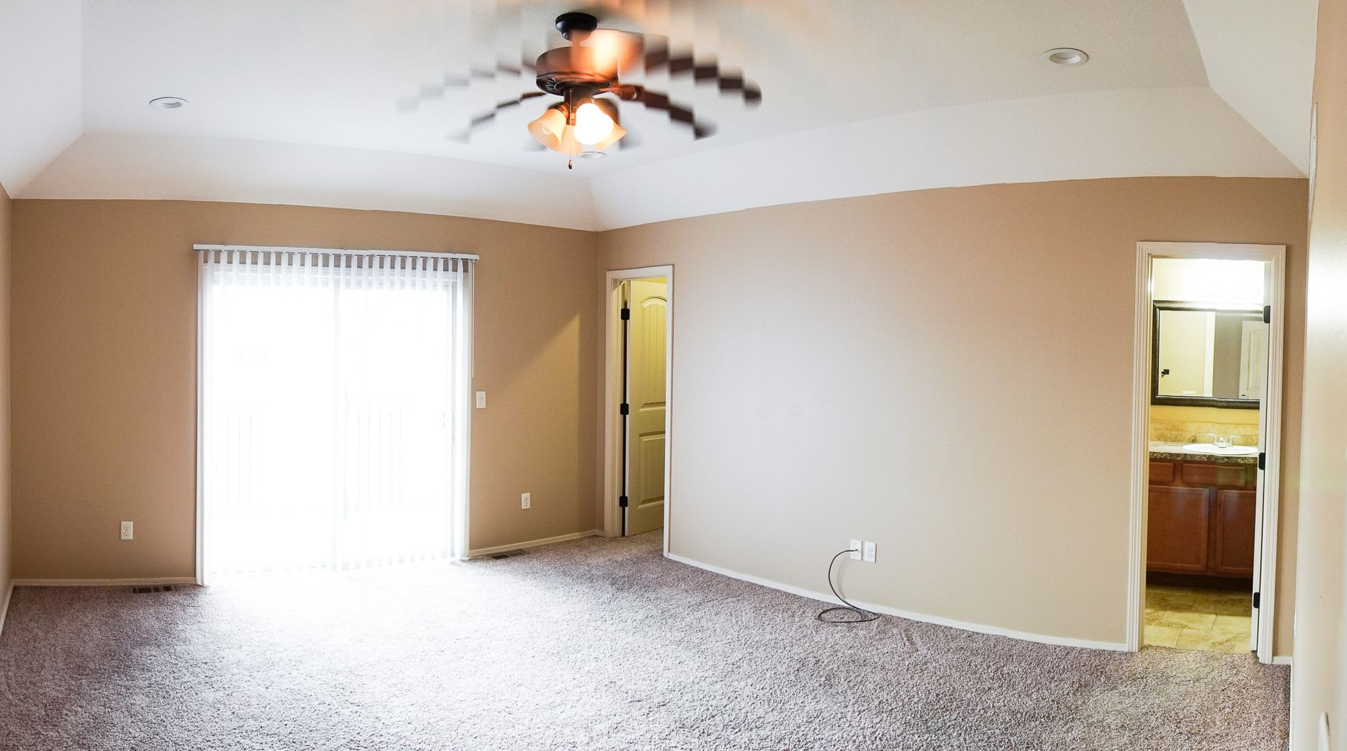 3-Bed Duplex w Garage, Yard, Balcony – photo 1