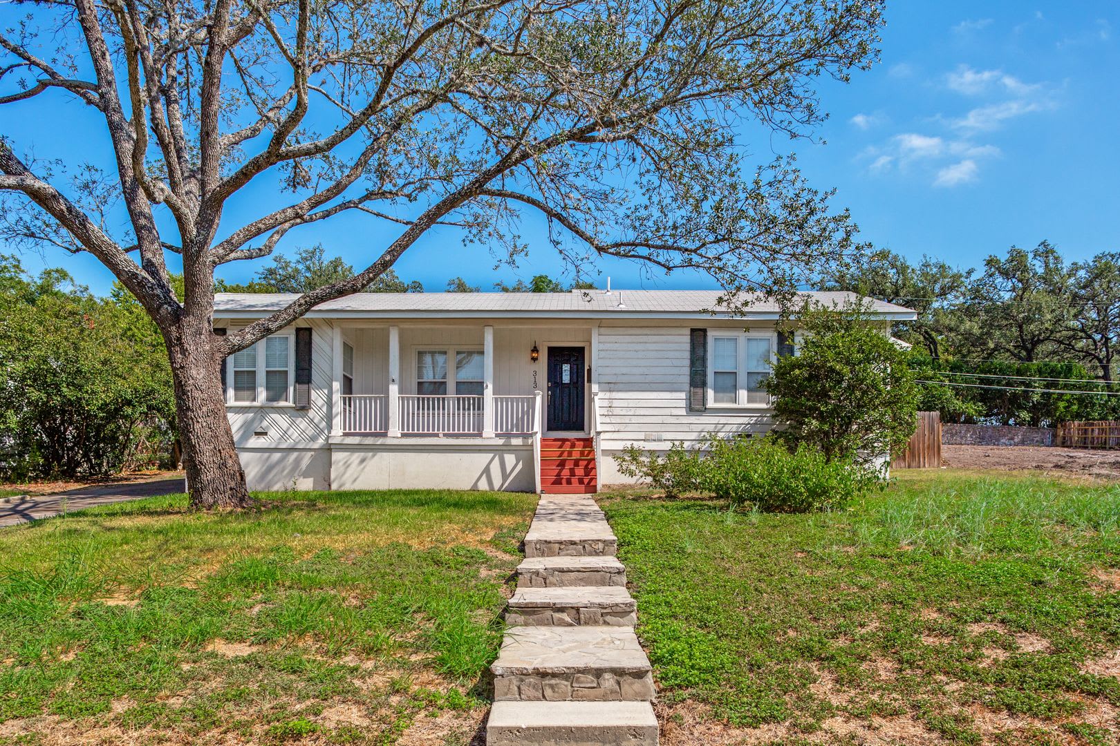 Beautiful 2 Bedroom Terrell Hills Cottage – photo 1