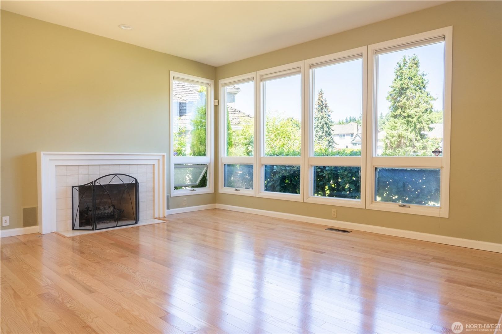 4Bd/2.5Ba Bellevue Home – photo 4