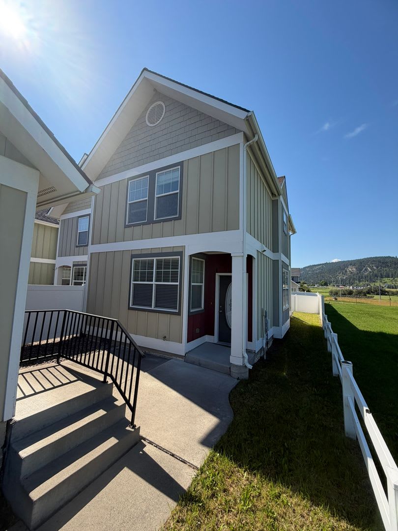 Charming 2-Story Townhome with Vaulted Ceilings – photo 1