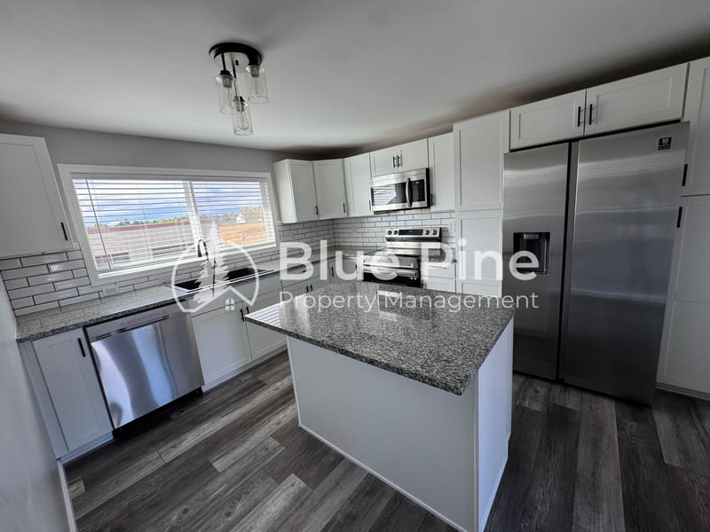 2348 Stace Street – photo 4