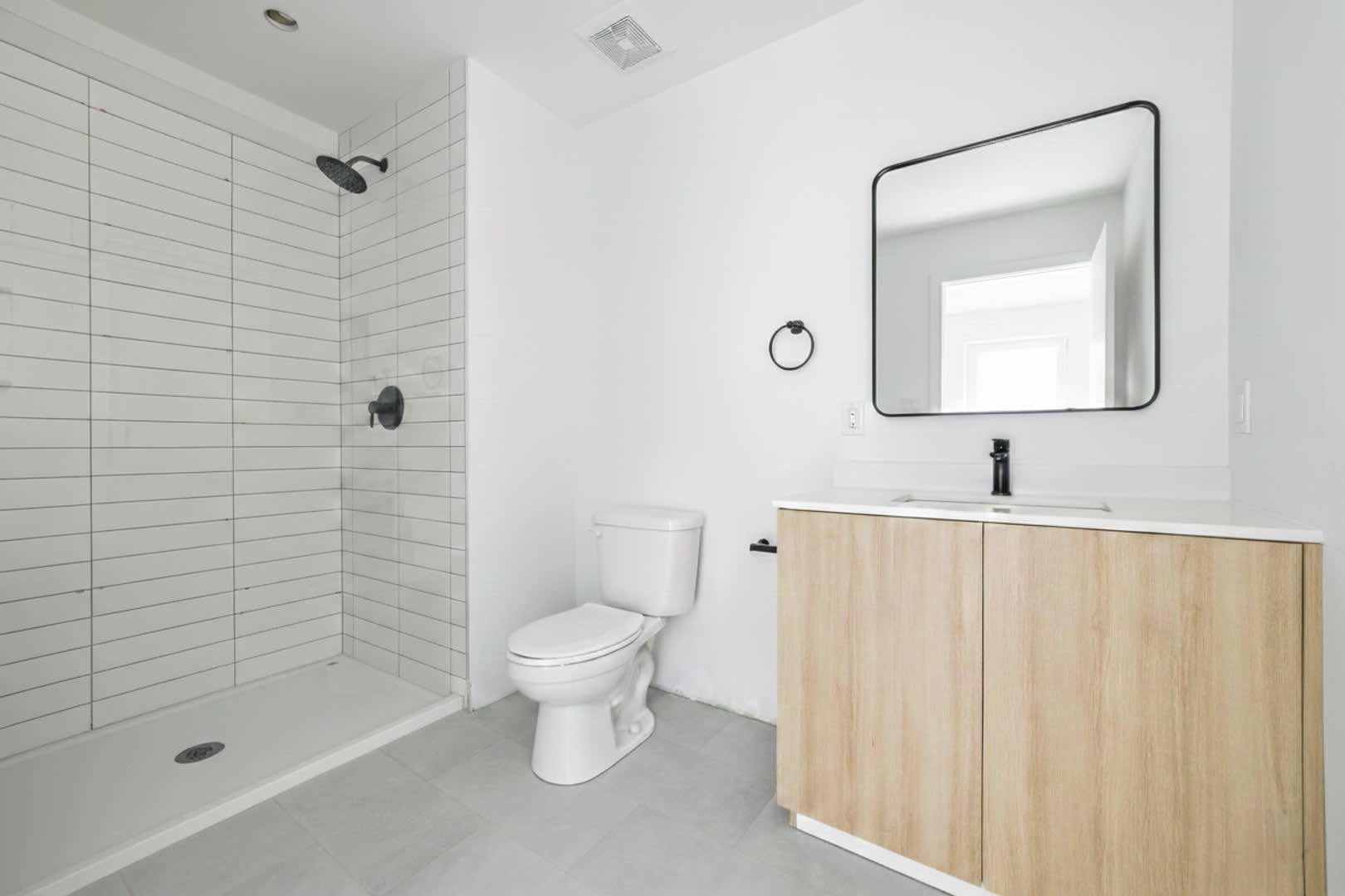 Brand New Build! 2 Bed 1 Bath, Washer/ Dryer in Unit – photo 3