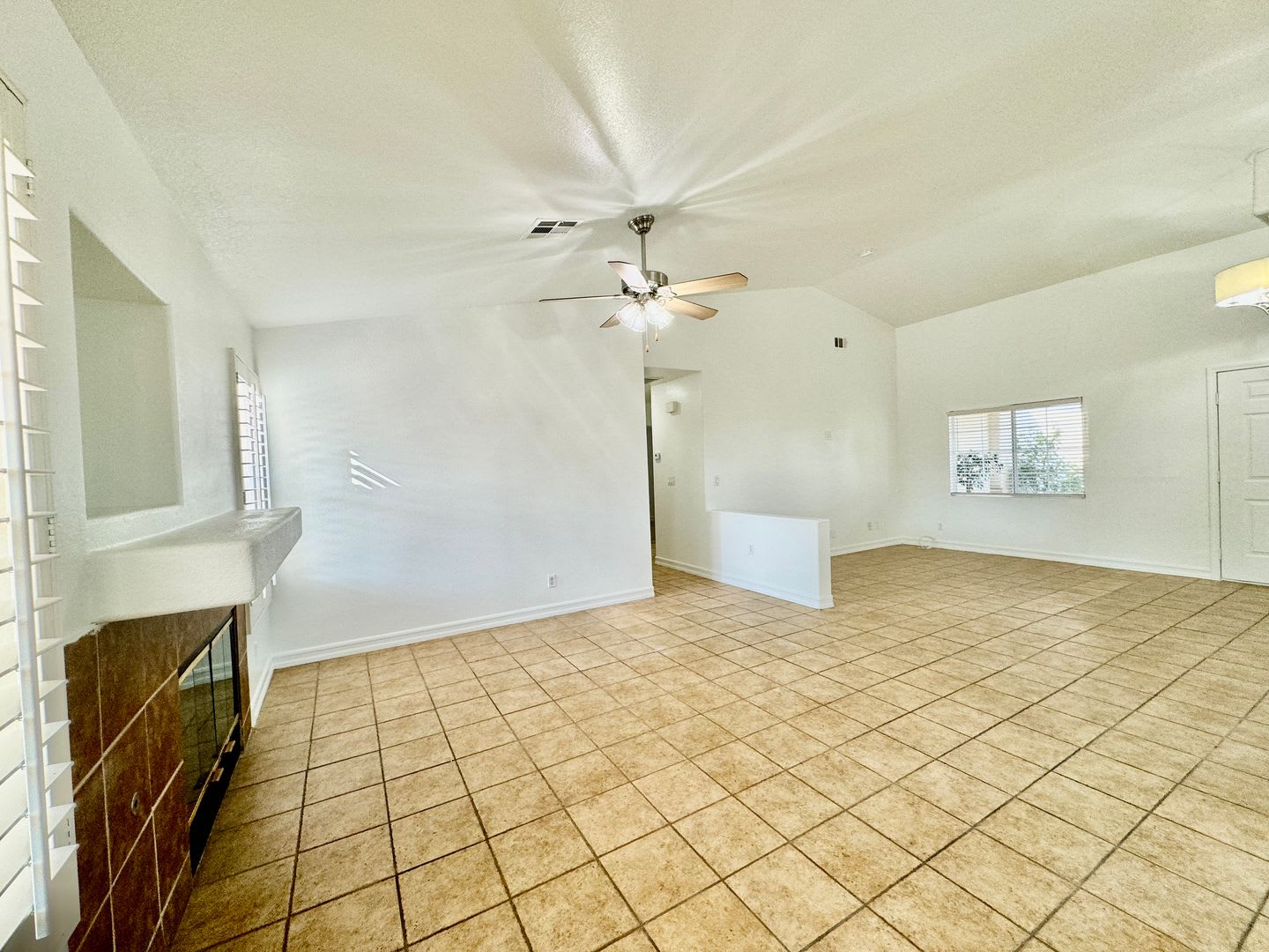 Charming 2 bedroom home in northwest. Very open floorplan. – photo 5