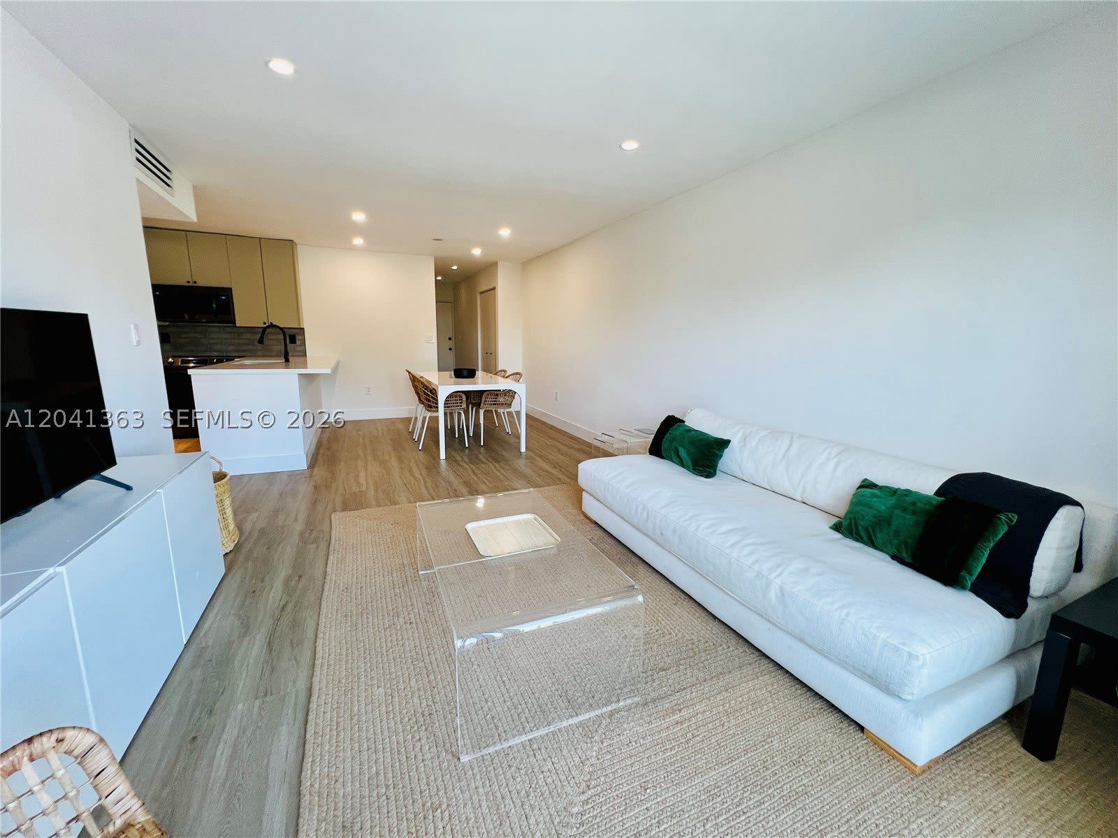 1900 Meridian Ave – photo 2
