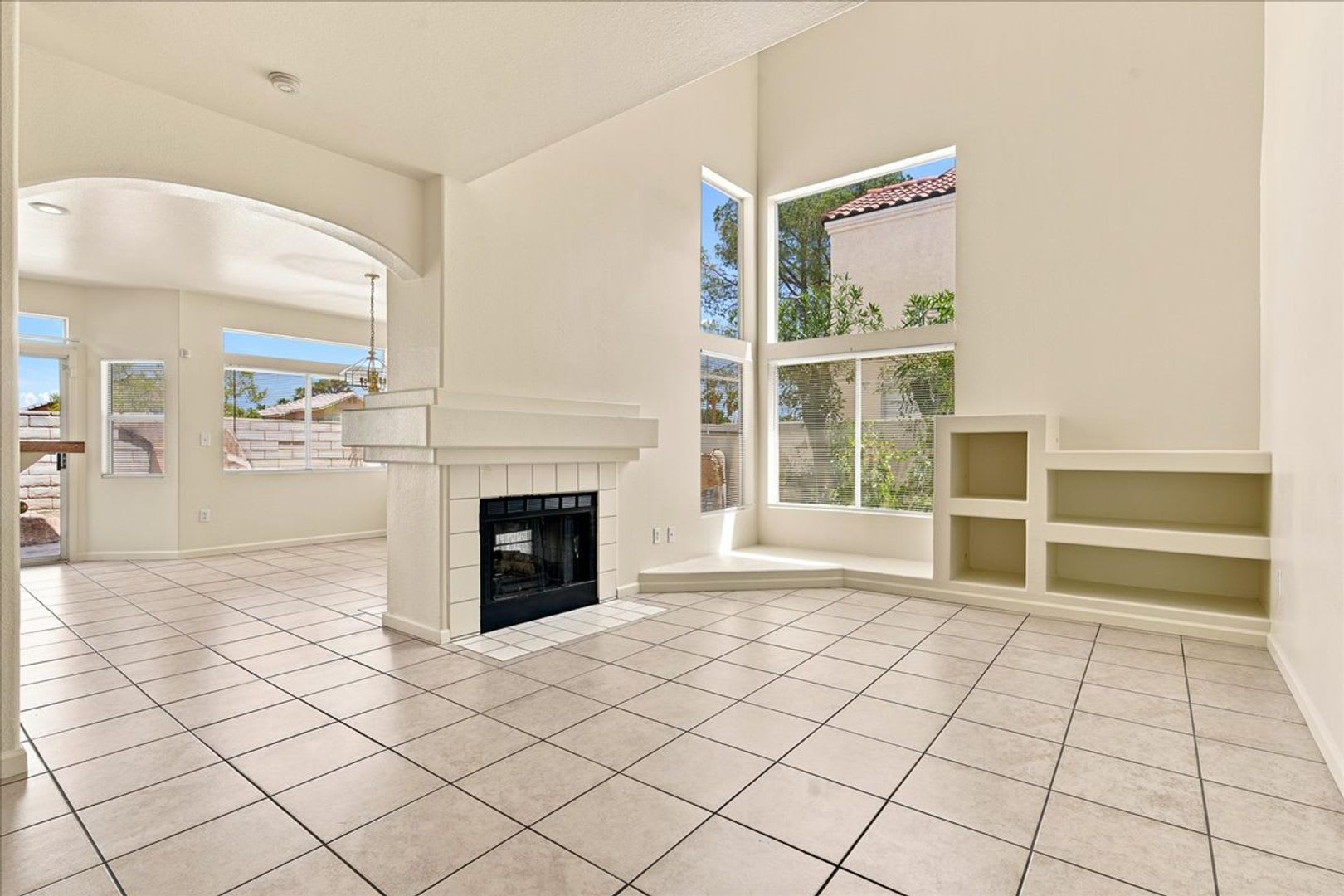 Bright &amp; Spacious 4Bd Home with Vaulted Ceilings &amp; Outdoor Kitchen – photo 4