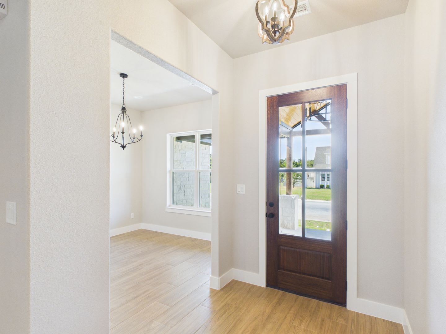 4 Bedroom 2 5 Bath Home With Luxury Finishes Statement Kitchen Private Primary Suite – photo 5