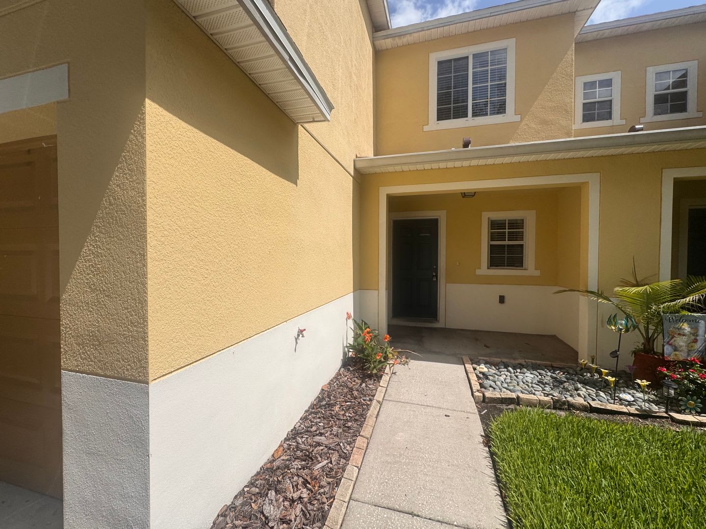 3 Bedroom 2 5 Bath Townhome For Rent In Tampa Fl Garage Parking Community Pool – photo 2