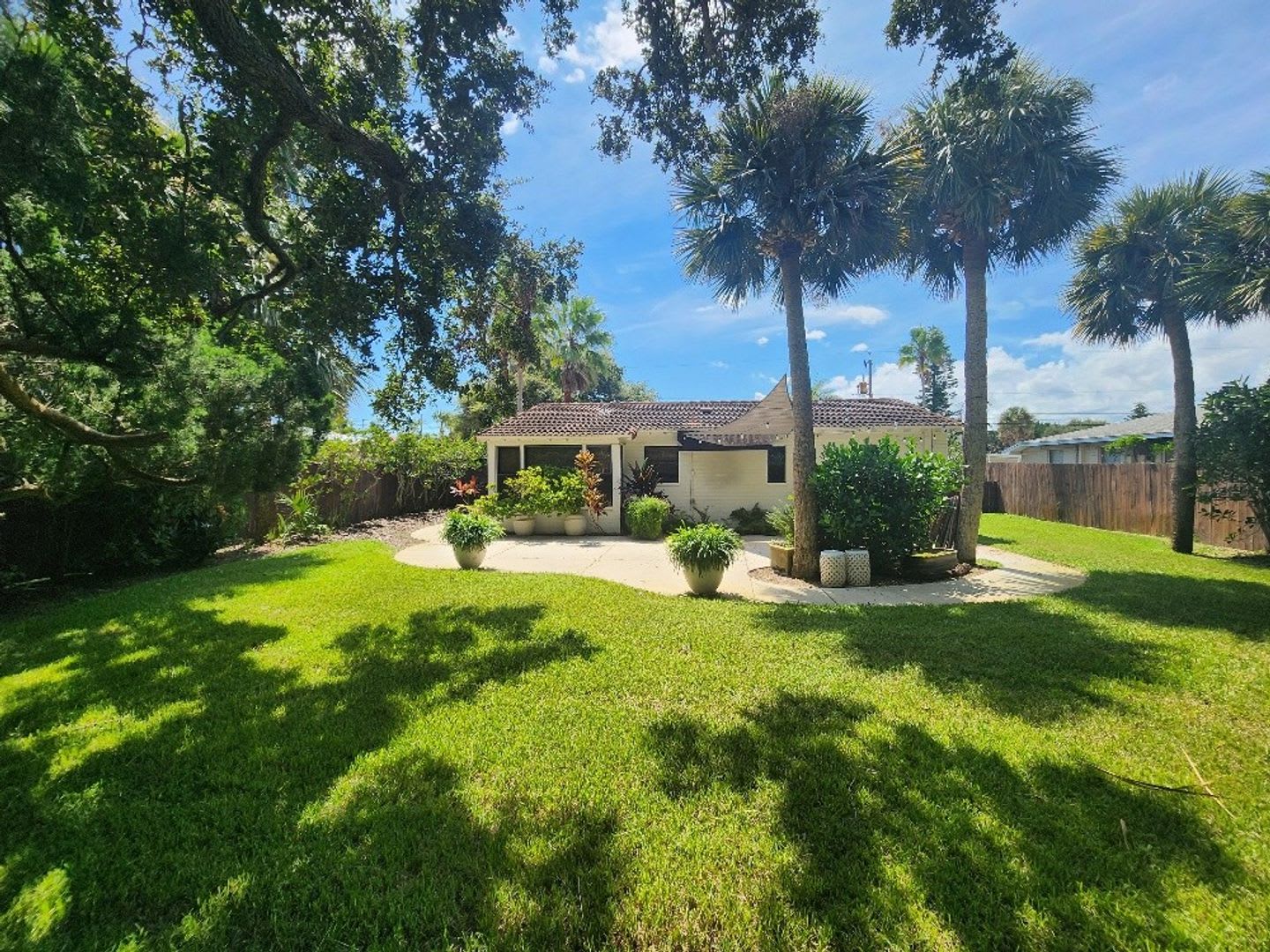 Charming 2 Bed 1 1/2 Bath Beachside Home – photo 2