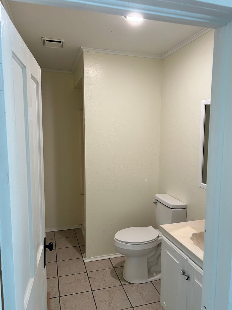Leasing Now!!! 4 Bedroom 2 Bathroom home, private parking. – photo 5