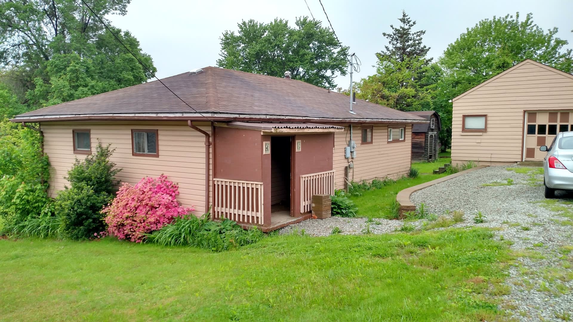 Two Bedroom House in Jefferson Hills With Central Air And Detached One Car Garage – photo 1