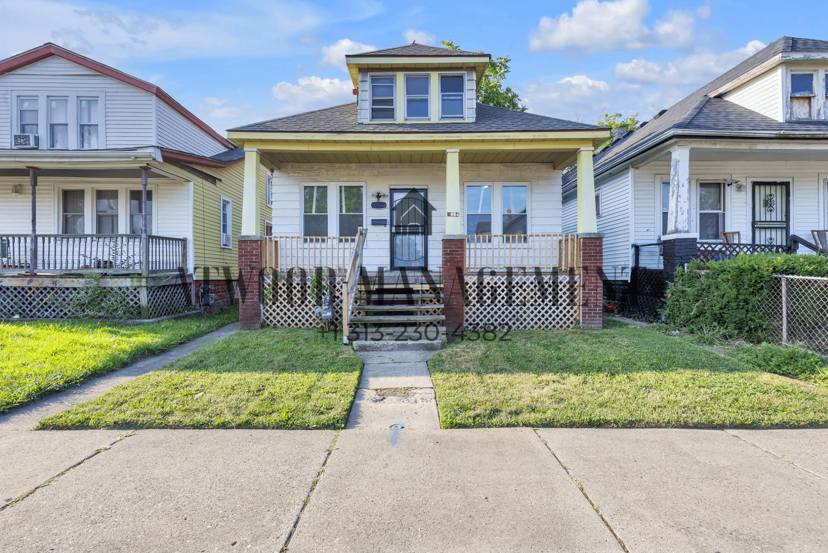 This beautifully updated 3-bedroom, 1-bath single-family home is ready for move-in! – photo 1