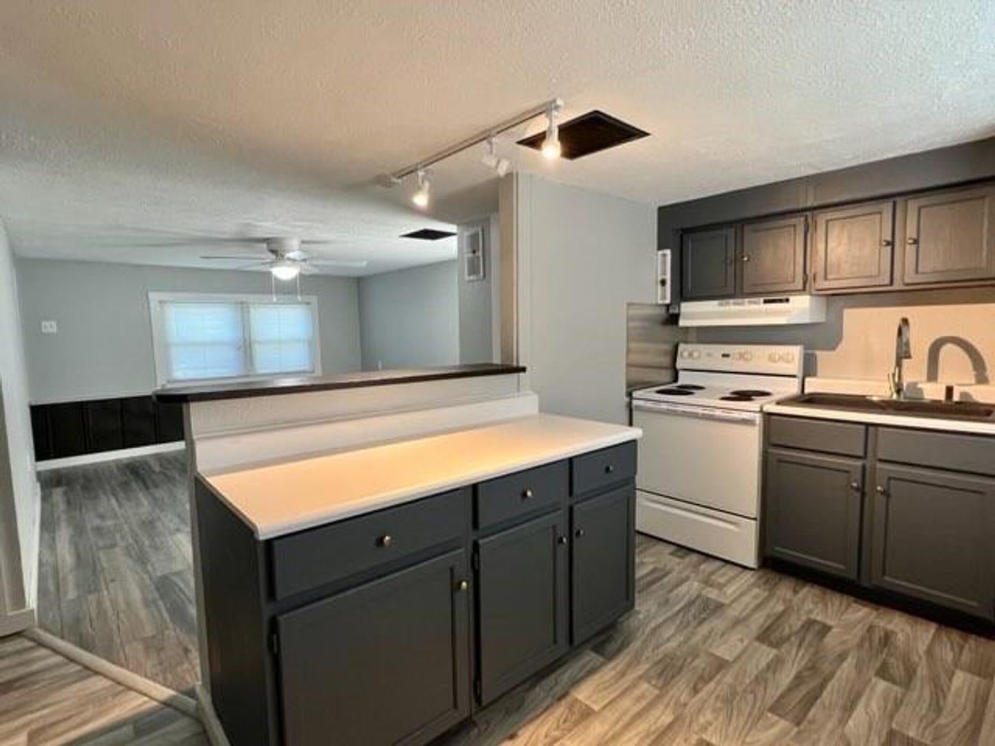 Adorable Bungalow 3 Bedroom 1 Bath Rental Home – photo 2